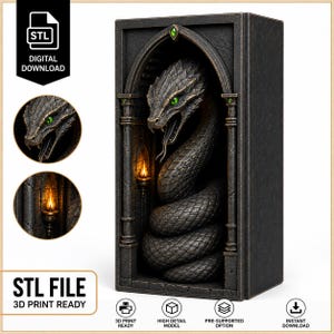 Puede incluir: Un archivo digital STL imprimible en 3D que muestra un arco de piedra oscuro y texturizado con una serpiente enroscada de escamas detalladas y un ojo verde brillante. Una pequeña antorcha de pared con llama naranja es visible dentro.