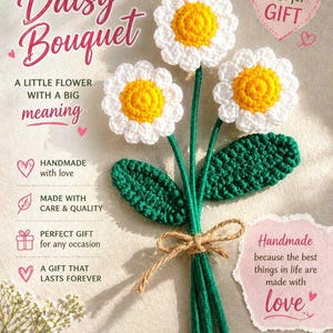 Può includere: Un bouquet di margherite all'uncinetto fatto a mano con tre fiori bianchi dai centri giallo brillante, steli verdi e due foglie verdi. Gli steli sono legati insieme con un fiocco di spago marrone. L'immagine include il testo: Handmade Daisy Bouquet.