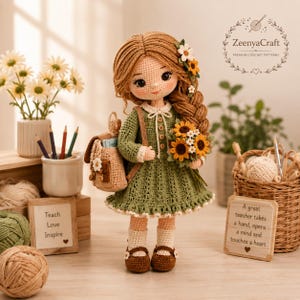 Peut inclure: Une poupée au crochet avec de longs cheveux bruns tressés, portant une robe verte à col blanc et des chaussures marron. La poupée tient un bouquet de tournesols et porte un petit sac à dos. Le texte ZeenyaCraft est visible en haut à droite.