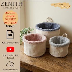 Può includere: Tre cesti rotondi in tessuto di diverse dimensioni, con finiture morbide e soffici in rosa, grigio e blu. I cesti sono beige con un manico ad anello. Il testo recita "ROUND FABRIC BASKET PATTERN 3 SIZE" e "PDF Sewing Pattern".