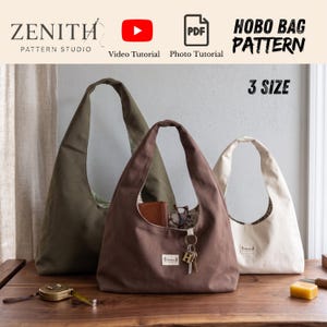 Puede incluir: Tres bolsos hobo en verde oliva, marrón y blanco roto, cada uno con una sola correa para el hombro y una pequeña etiqueta rectangular. El texto dice Zenith Pattern Studio, Hobo Bag Pattern, Video Tutorial, Photo Tutorial y 3 Size.