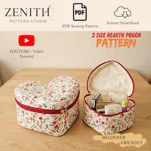 Puede incluir: Dos estuches en forma de corazón con estampados florales. Uno está cerrado, el otro abierto, revelando cosméticos. Ambos tienen ribetes rojos y cremalleras doradas. El texto incluye "2 SIZE HEARTH POUCH PATTERN" y "BEGINNER FRIENDLY".