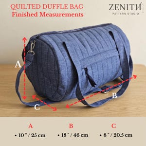 以下が含まれることがあります： 青いキルティングダッフルバッグ。ファスナーと持ち手付き。テキスト：QUILTED DUFFLE BAG Finished Measurements, ZENITH PATTERN STUDIO。寸法：A 25 cm、B 46 cm、C 20.5 cm。バッグには縦方向のステッチとサイドポケットが施されています。