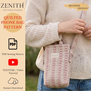 Peut inclure: Un sac de téléphone matelassé beige avec un motif de cœurs roses, porté par une personne vêtue d'un pull crème et d'un jean bleu. Le sac a une sangle assortie et une petite étiquette. Le texte comprend : "Beginner Friendly", "Quilted Phone Bag Pattern", et "PDF Sewing Pattern".