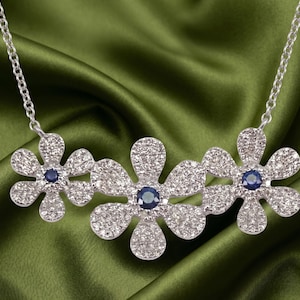 Collar con colgante de flor de margarita, zafiro azul y diamantes en plata de ley 925 • Diseño botánico llamativo