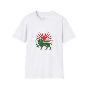 Op de afbeelding: Wit T-shirt met een groene leeuw met pijl en boog, tegen een rode zonnestralen achtergrond. De afbeelding staat op de voorkant. Het shirt heeft een ronde hals en korte mouwen.