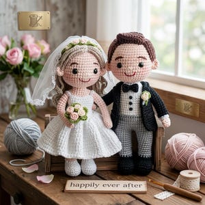 Peut inclure: Poupées de mariés au crochet. La mariée porte une robe blanche, un voile et tient un bouquet. Le marié est en smoking noir. Les poupées sont sur une boîte en bois avec l'inscription « happily ever after ». De la laine et des fleurs sont en arrière-plan.
