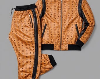 MCM cognac leren trainingspak met monogram heren • Bomberjack en joggingbroek in motorstijl