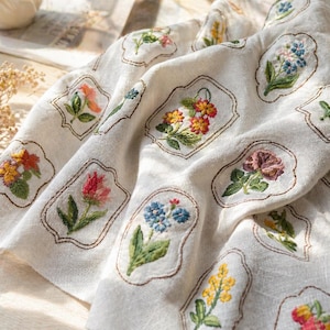 Tela de algodón y lino bordada con motivos florales, material de costura estilo cottagecore botánico vintage (1/2 yarda)