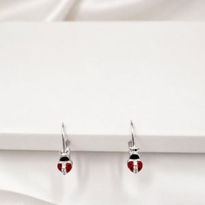 Brincos infantis em prata de lei 925 com joaninha e zircônia cúbica – amuleto da sorte para meninas