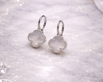 Weiße Perlmutt Klee Ohrringe Silber | Elegante Clover Ohrhänger | Minimalistischer Schmuck | Geschenk für Sie | Rhodiniertes 925 Silber