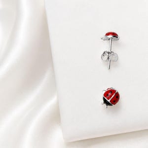 Brincos infantis de joaninha em prata 925 – Brincos delicados com esmalte – Joias da sorte de joaninha para meninas – Presente de aniversário.