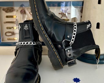 Dr. Martens Wincox Chelsea Boots Limited Edition, schwarzes Leder mit silbernen Anhängern – Größe 43 – Dunkelgrau – individuell anpassbar