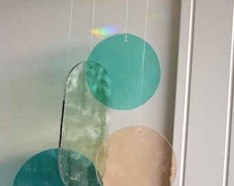 Móvil de cristal pastel hecho a mano como atrapasoles para exhibiciones de luces de arcoíris brillantes - elegante decoración bohemia para ventanas - una idea de regalo especial
