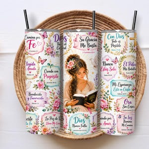 May include: Three cylindrical tumblers with black straws featuring a white background, floral accents, butterflies, and religious text in Spanish. The central design depicts a person reading a Bible, surrounded by various decorative frames containing scripture.