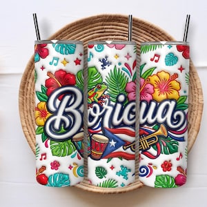 Può includere: Tre bicchieri cilindrici con cannucce nere su sfondo bianco, con la scritta Boricua in corsivo, fiori tropicali colorati, foglie verdi, una piccola rana, un tamburo, una tromba, note musicali e la bandiera di Porto Rico.
