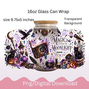 Può includere: Un rivestimento per bicchiere da 16oz con un design di 9,75x5 pollici raffigurante un gatto nero, un libro di incantesimi aperto, una sfera di cristallo, un calderone e il testo Magic Lives In Moonlight. L'illustrazione ha accenti viola e oro.