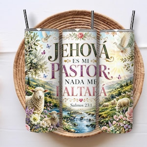 Może przedstawiać: Cylindryczny kubek ze słomką przedstawiający sielski krajobraz z owcami, kwiatami, strumieniem i gołębicą. Tekst głosi JEHOVÁ ES MI PASTOR; NADA ME FALTARÁ oraz Salmos 23:1. Wzór zawiera zielone drzewa, błękitne niebo i kolorowe akcenty kwiatowe.
