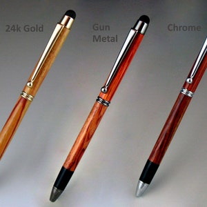 Puede incluir: Tres lápices ópticos de madera con diferentes detalles metálicos. El primero tiene detalles en oro de 24 quilates, el segundo en metal de cañón y el tercero en cromo. Cada lápiz tiene una punta negra y un cuerpo de madera marrón rojizo.