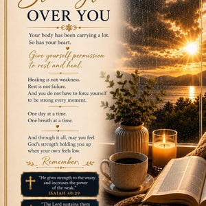 Pode incluir: Uma impressão decorativa com o texto PRAYING Strength OVER YOU, citações inspiradoras e versículos bíblicos. A imagem inclui uma chávena de café, uma vela acesa e um livro aberto sobre uma manta texturizada junto a uma janela ao pôr do sol.