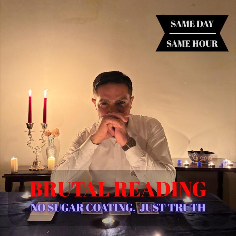 Puede incluir: Una persona con una camisa blanca est&aacute; sentada en una mesa con velas y un cuenco decorativo. El texto de la imagen dice "BRUTAL READING" y "NO SUGAR COATING, JUST TRUTH". Encima de la persona, el texto dice "SAME DAY SAME HOUR".