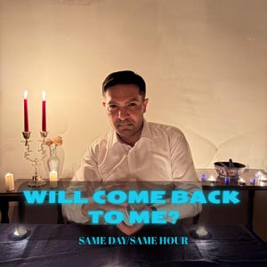 Könnte beinhalten: Ein Mann in einem weißen Hemd sitzt an einem Tisch mit Kerzen und einer dekorativen Schale. Der Text "WILL COME BACK TO ME? SAME DAY/SAME HOUR" ist in Blau und Weiß über das Bild gelegt.