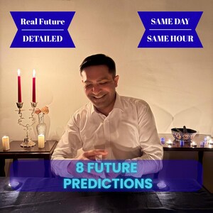 Op de afbeelding: Een afbeelding met een lachende man en de teksten "Real Future DETAILED" en "SAME DAY SAME HOUR." De tekst "8 FUTURE PREDICTIONS" is ook aanwezig. Brandende kaarsen en decoratieve items staan op tafels.