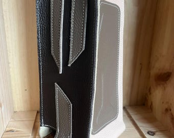 Réalisez votre porte bouteille en cuir.Vous obtenez les fichiers numériques des gabarits et de la réalisation du produit complet.