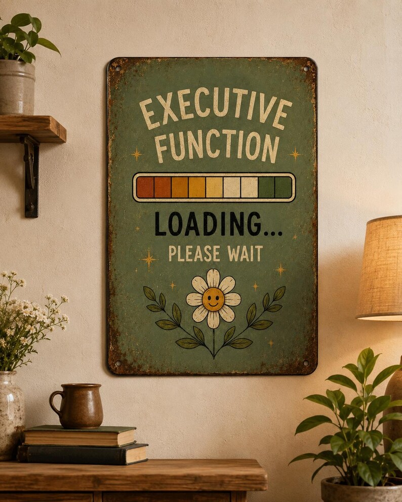 Puede incluir: Un letrero met&aacute;lico de estilo vintage con un fondo verde desgastado. El letrero dice "EXECUTIVE FUNCTION LOADING... PLEASE WAIT" en letras blancas. Un gr&aacute;fico de una margarita sonriente est&aacute; debajo del texto. El letrero tiene un borde oxidado y es para decoraci&oacute;n del hogar.