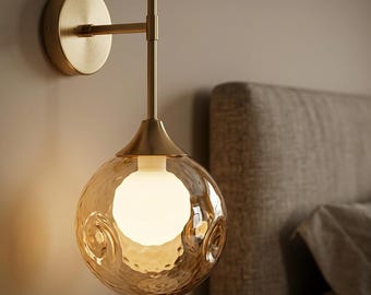 Applique murale moderne dorée à LED, globe en verre ambré nordique, élégante lampe de chevet à double abat-jour pour chambre, salon ou cuisine.