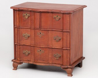 Antyczna komoda w kształcie serpentynu: pudełko na biżuterię z litego drewna w stylu georgiańskim