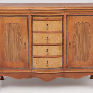 Aparador antiguo de chapa de roble y nogal: tallado a mano, patas con forma de garra de león, mueble de almacenamiento retro.