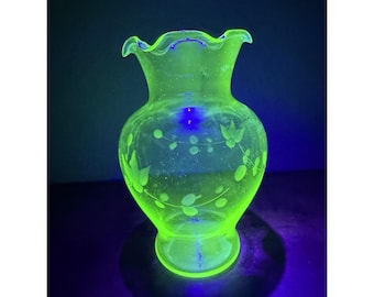 Vintage delicaat uranium glazen vaas depressie MCM geëtste bloemen 6"