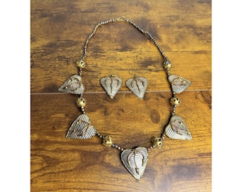 Collar vintage brutalista llamativo, babero de hoja de metal mixto estilo boho con pendientes