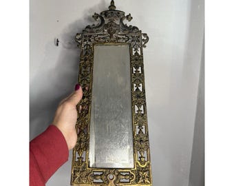 Aplique de pared decorativo con espejo antiguo oriental de metal bronceado y pez koi, tal como está.