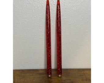 Velas cónicas vintage de acrílico Lucite rojo de 29 cm (11,5 pulgadas), juego de 2, con motas doradas de mediados de siglo.