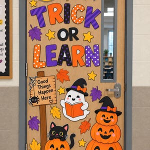 Puede incluir: Una puerta de madera decorada con recortes de Halloween que incluyen el texto TRICK OR LEARN, un fantasma leyendo un libro, una pila de tres calabazas, un gato negro en una calabaza, un letrero que dice Good Things Happen Here y hojas de otoño.