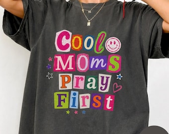 Cool Moms Pray First Comfort Colors®-shirt, shirt christelijk moeder, T-shirt biddende mama, shirt op geloof gebaseerd, shirt gelovig, shirt gelovige, T-shirt religieuze moeder