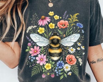 Camiseta Bee Wildflower Comfort Colors®, camiseta con estampado botánico de abeja, camiseta para amantes de la naturaleza, regalo para apicultores, camiseta floral de verano, camiseta para amantes de las abejas.