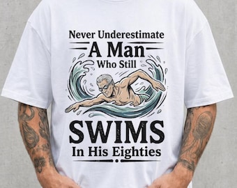 Grappig zwemshirt jaren 80, onderschat nooit een man die in de tachtig nog zwemt, 80e verjaardagscadeau, senior zwemmer, Vaderdagcadeau
