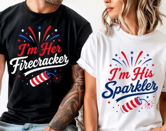 Jag är hennes smällare, jag är hans glitter Comfort Colors® T-shirt, rolig 4 juli-par matchande USA-grafiktröja, rolig USA-matchande t-shirt