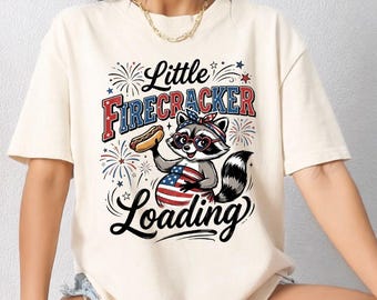 Klein voetzoekertje laden Comfort Colors® T-shirt, grappig 4 juli zwangerschapsaankondiging cadeau, patriottische wasbeer moeder T-shirt