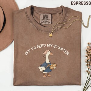 Camiseta Comfort Colors Sourdough, Regalos divertidos para amantes de la masa madre, Camiseta para panaderos, Camiseta "Voy a alimentar mi masa madre" con diseño de ganso, Regalo para panaderos