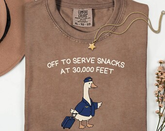 Grappige stewardess gans Comfort Colors® T-shirt, leuk cadeau vliegtuigbemanning, stewardess graphic, T-shirt cabinepersoneel