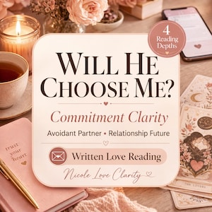 Puede incluir: Imagen de tonos suaves con una vela, una taza de té y un cuaderno con la frase «trust your heart». El foco central es una tarjeta con el texto «WILL HE CHOOSE ME?» y «Commitment Clarity». También se ven cartas del tarot y un teléfono.