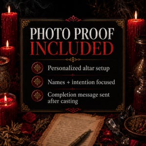 Puede incluir: Imagen oscura con un letrero negro que dice "PHOTO PROOF INCLUDED" en blanco y rojo. El letrero detalla los servicios: configuraci&oacute;n de altar personalizada, nombres + intenci&oacute;n enfocada y mensaje de finalizaci&oacute;n enviado despu&eacute;s del ritual. Velas rojas y objetos rituales rodean el letrero.