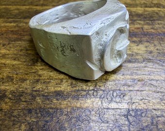 Pierścień sygnetowy z odlewu piaskowego ze srebra próby 925 – surowa, wyrazista obrączka – odlew w trzech warstwach