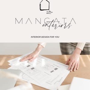 Könnte beinhalten: Ein Logo für MANGATA interiors mit einer minimalistischen Strichzeichnung eines Hauses und einer Sonne über dem Text MANGATA interiors und dem Schriftzug INTERIOR DESIGN FOR YOU. Unter dem Logo liegen Architekturpläne auf einem Holztisch.