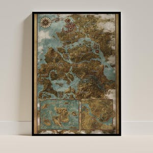 Peut inclure: Une carte fantastique encadrée représentant une grande masse terrestre centrale avec un terrain brun, des étendues d'eau bleues et des nuages épars. La carte comprend une rose des vents en haut à gauche et deux cartes encadrées en bas, avec du texte.