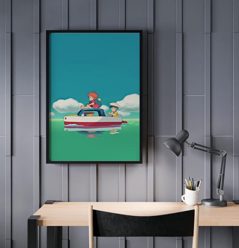 Puede incluir: Impresi&oacute;n art&iacute;stica enmarcada que presenta una ilustraci&oacute;n de estilo anime de dos personas en un barco. El barco es rojo y blanco, con una parte superior azul. El fondo muestra un cielo azul, nubes blancas y agua verde.
